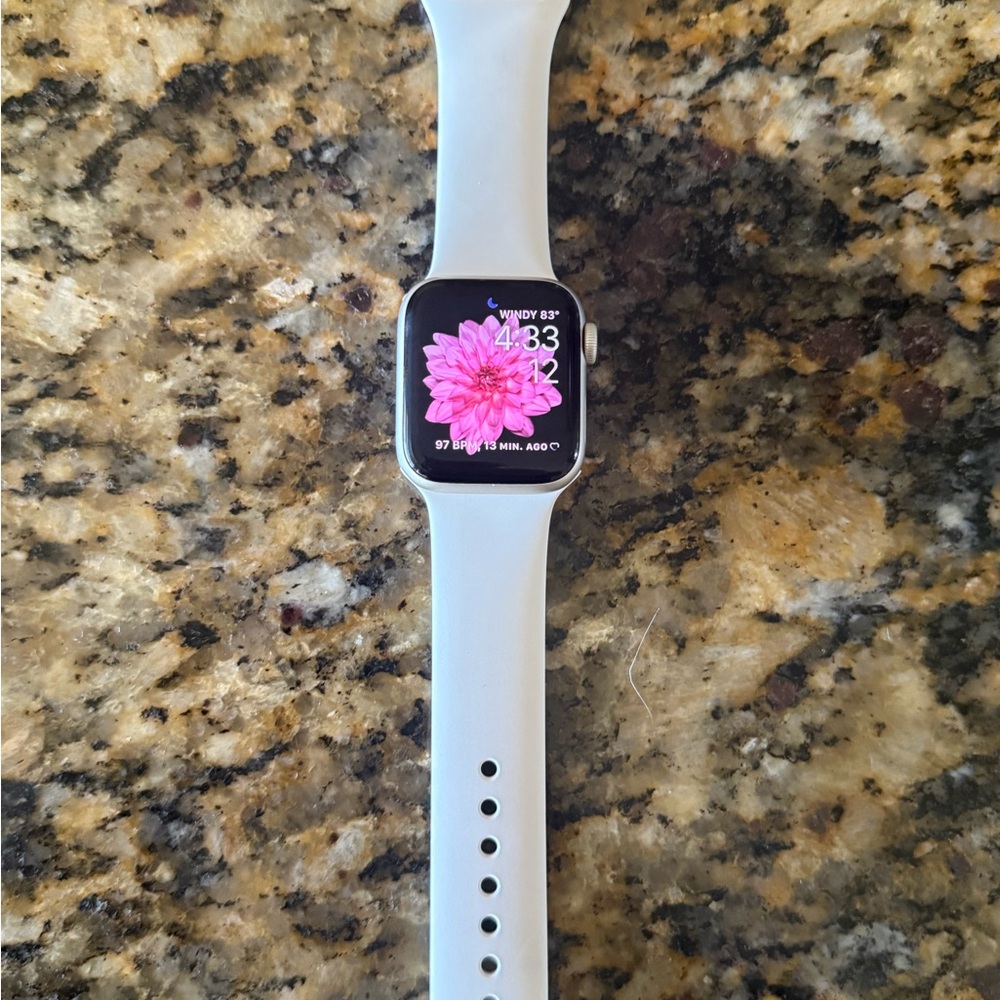 Apple Watch SE (2nd Gen) 40mm Starlight Aluminum, Excellent Condition + Charger - Picture 12 of 12
